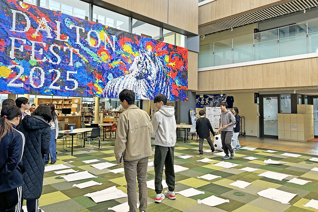 「人間すごろく」で遊ぶ様子/ドルトン東京学園中等部（東京都/調布市）