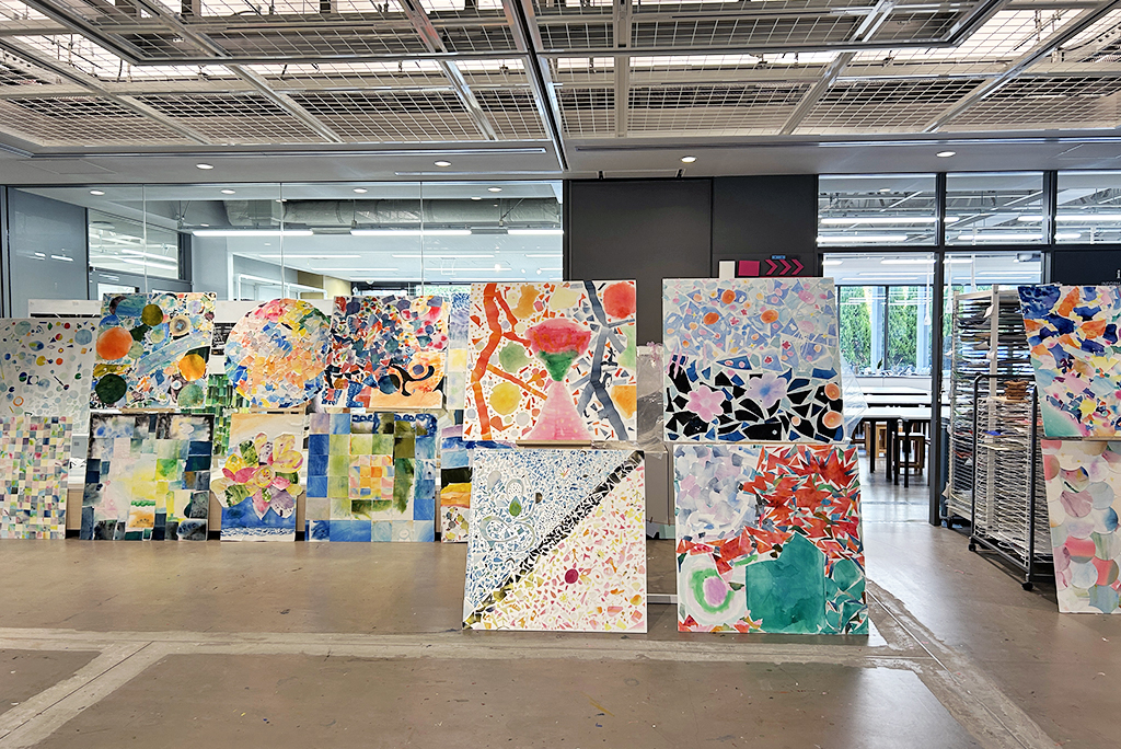 TEAM棟1階の展示場/ドルトン東京学園中等部（東京都/調布市）