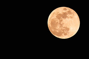 2026年のワームムーンは皆既月食と同時！ 見られる日時や名前の意味、観測ポイントをわかりやすく解説！