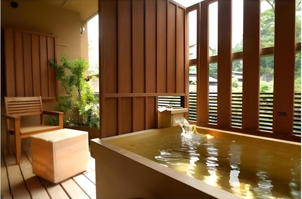 客室の檜の露天風呂/季の湯　雪月花（共立リゾート）（神奈川県／足柄下郡箱根町）