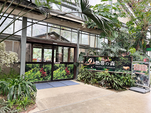 草花に囲まれた温室/神戸どうぶつ王国（兵庫県/神戸市）