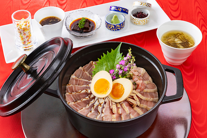 「鮪のココットご飯　四種のバリエーション　大和芋ともずくのスープ添え」/カンナ（東京ディズニーランドホテル）