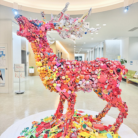 藤浩志《嘆きのメガロケロス・白角赤太郎》2021年/みんなでつくる宝塚コドモ博(兵庫県/宝塚市)