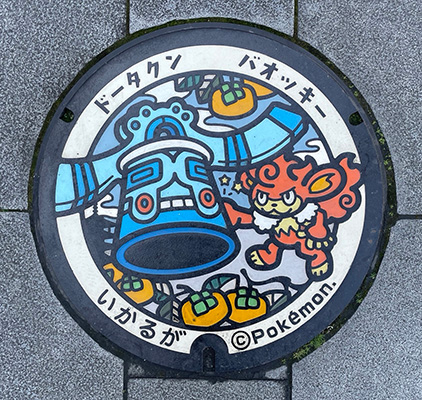 JR法隆寺駅北口広場にある「ドータクン・バオッキー」のポケふた（奈良県/斑鳩町）