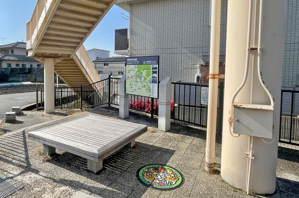 県道大和高田斑鳩線沿いの遊歩道西側「ヒノヤコマ・シキジカ」のポケふたがある場所（奈良県/斑鳩町）