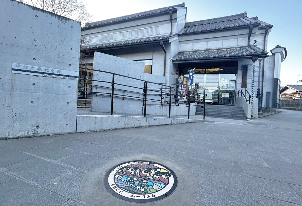 伊能忠敬記念館前「ココガラ・タイレーツ」のポケふたがある場所（千葉県/香取市）