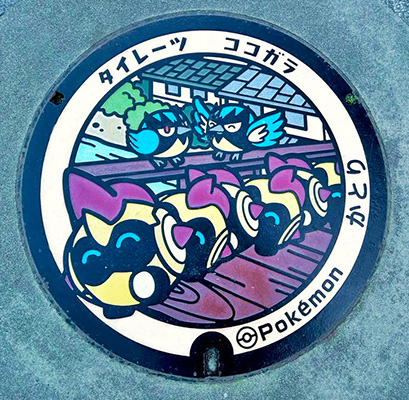 伊能忠敬記念館前にある「ココガラ・タイレーツ」のポケふた（千葉県/香取市）