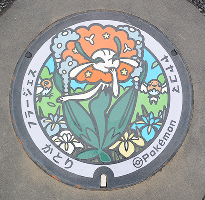 水郷佐原あやめパークにある「フラージェス・ヤヤコマ」のポケふた（千葉県/香取市）