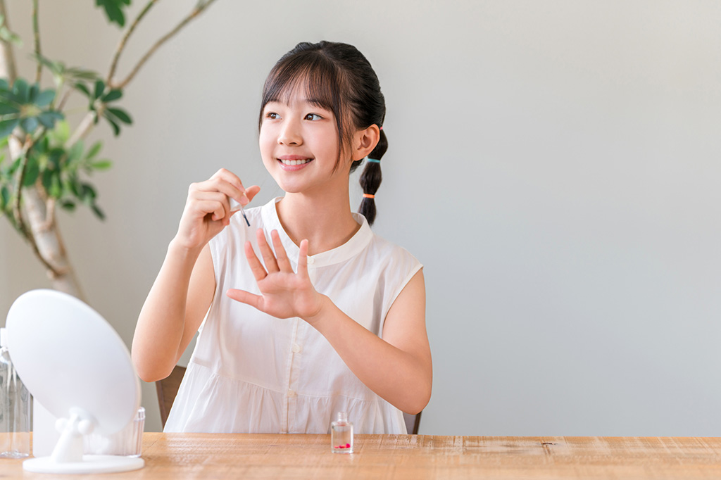 子どものネイル事情を調査！ジェルネイルは危険？何歳からOK？キッズネイルにおすすめのアイテムも紹介