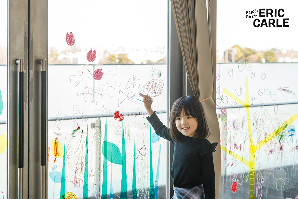 大きな窓に花や生きものを描く/はらぺこスプリング(東京都/世田谷区)