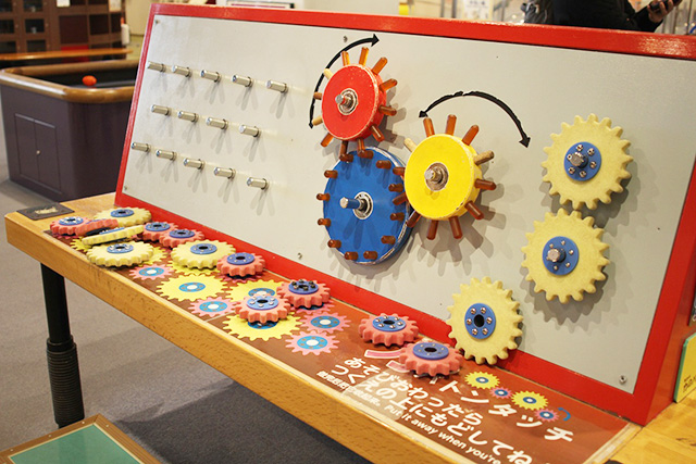 歯車を組み合わせて遊ぶコーナー（5階）/キッズプラザ大阪（大阪府/大阪市）