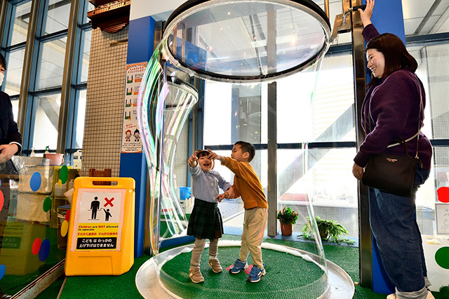 「人が入れるしゃぼん玉」/キッズプラザ大阪（大阪府/大阪市）