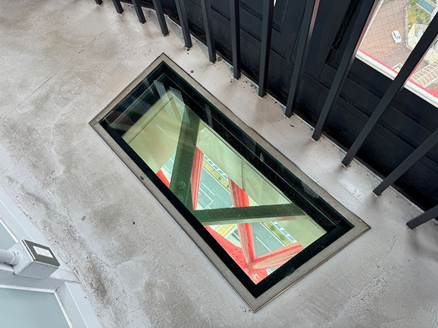 ガラス張りの床/神戸ポートタワー（兵庫県/神戸市）