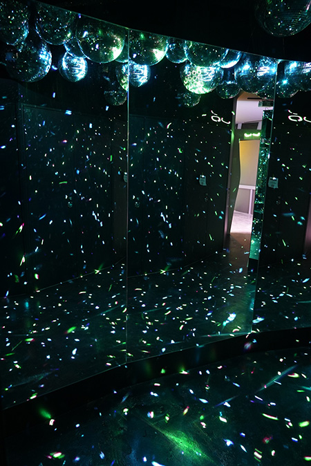 光のミュージアムの展示作品『ネオハイカラコスモ』/神戸ポートタワー（兵庫県/神戸市）