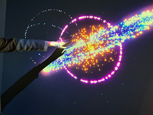 花火が打ちあがる映像が現れる壁/神戸ポートタワー（兵庫県/神戸市）