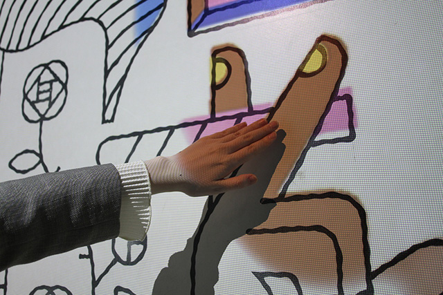 壁に触るとイラストに色を塗ることができる/神戸ポートタワー（兵庫県/神戸市）