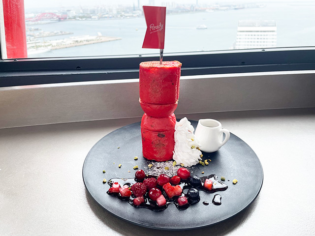 メゾンムラタさんのパンを使った赤いフレンチトーストタワー/神戸ポートタワー（兵庫県/神戸市）