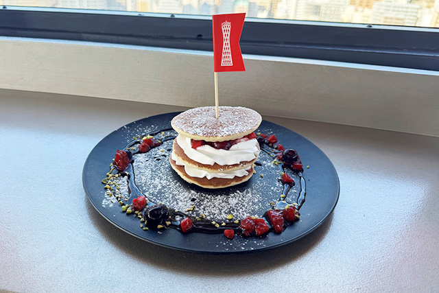 真っ赤なベリーの神戸ポートタワーパンケーキ/神戸ポートタワー（兵庫県/神戸市）