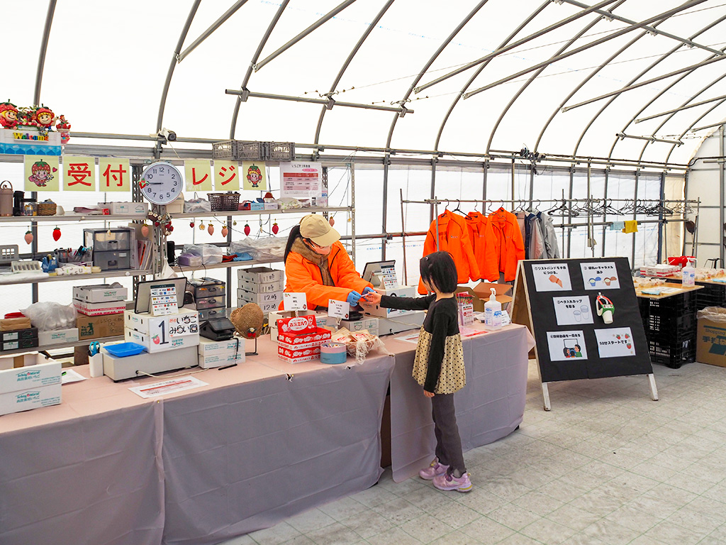 受付でリストバンドを装着/越谷いちごみらい園（埼玉県/越谷市）