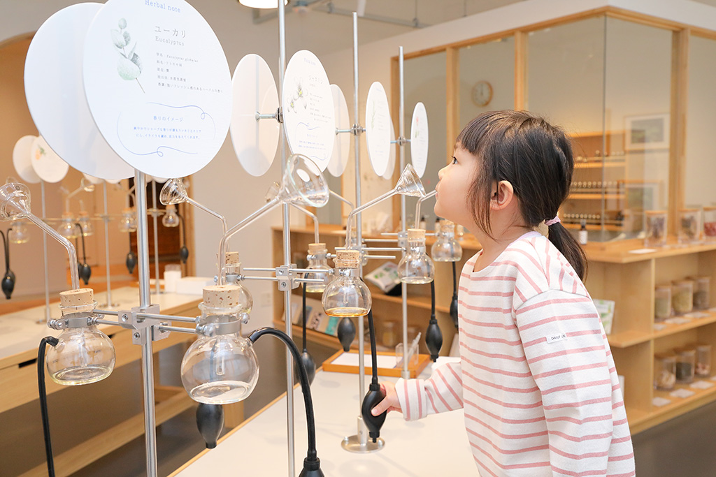 「香りのラボ・蒸留実験室」/ナチュの森（北海道）