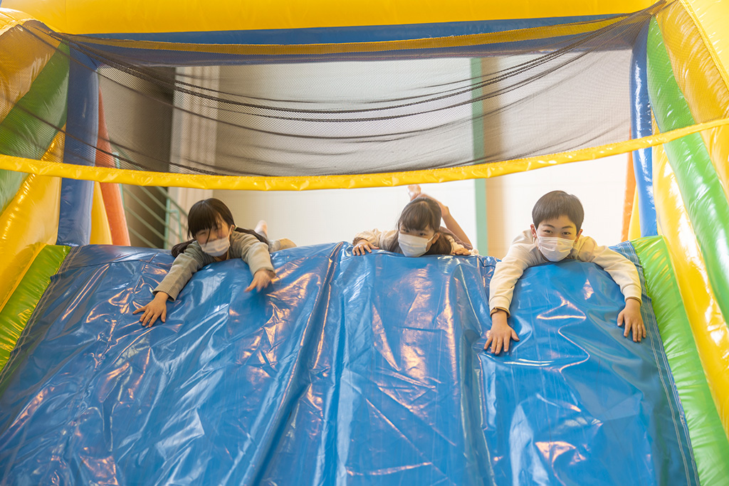エアクッション型の遊具「アスレチックふわふわ」/ナチュの森（北海道）