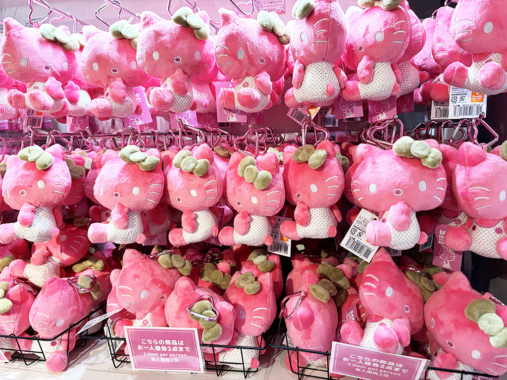 ネオンピンクのキティちゃん人形/サンリオ展 FINAL ver. ニッポンのカワイイ文化60年史（東京都/港区）