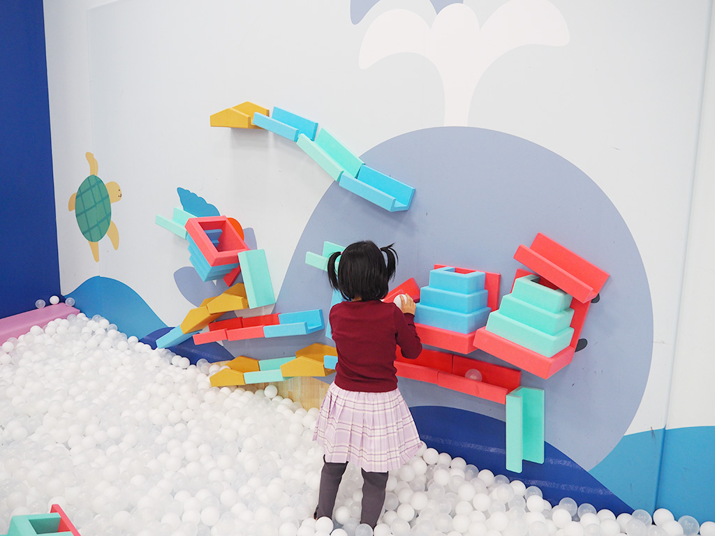 ボールプールでボールの道をつくる様子/のびっこジャンボ 津田沼店（千葉県/習志野市）