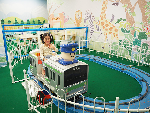 ボタンを押すと走る電車の遊具/キッズランドUS 千葉ユーカリが丘店（千葉県/佐倉市）