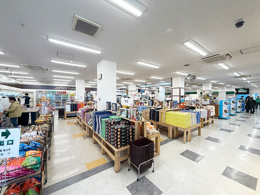 東京や埼玉のお土産がそろうショッピングコーナー