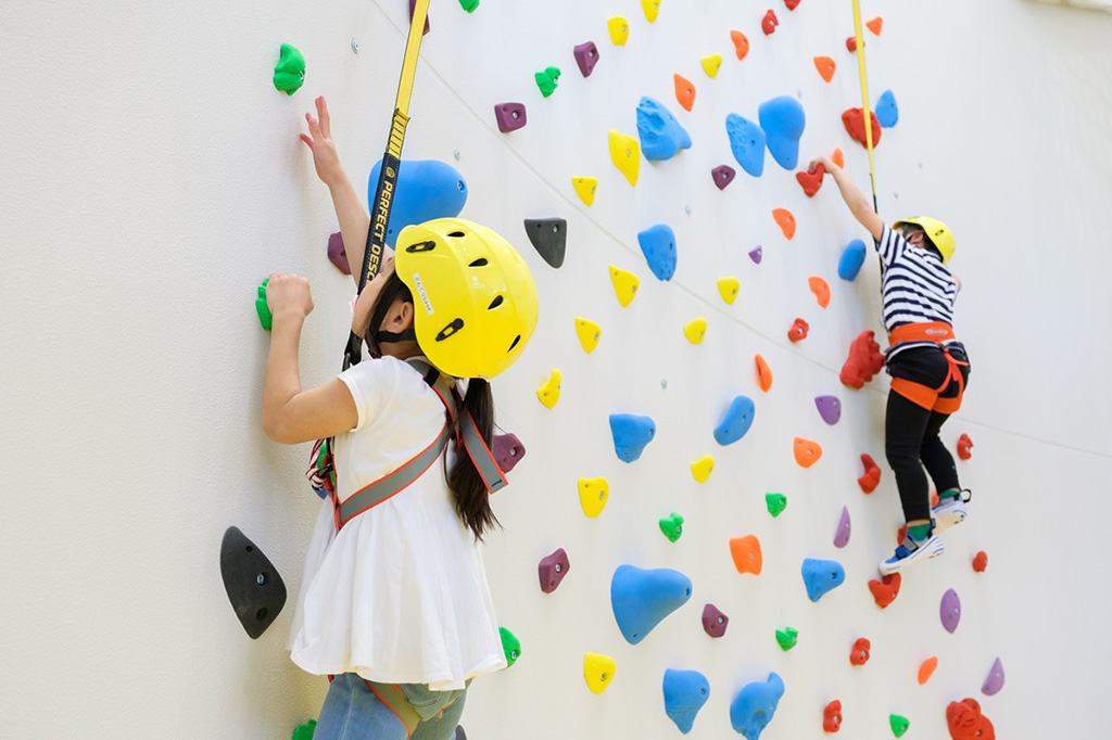 ボルダリングをする様子/植村直己記念スポーツ公園（兵庫県/豊岡市）