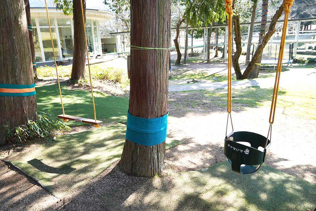 木陰に設けられたブランコ/植村直己記念スポーツ公園（兵庫県/豊岡市）