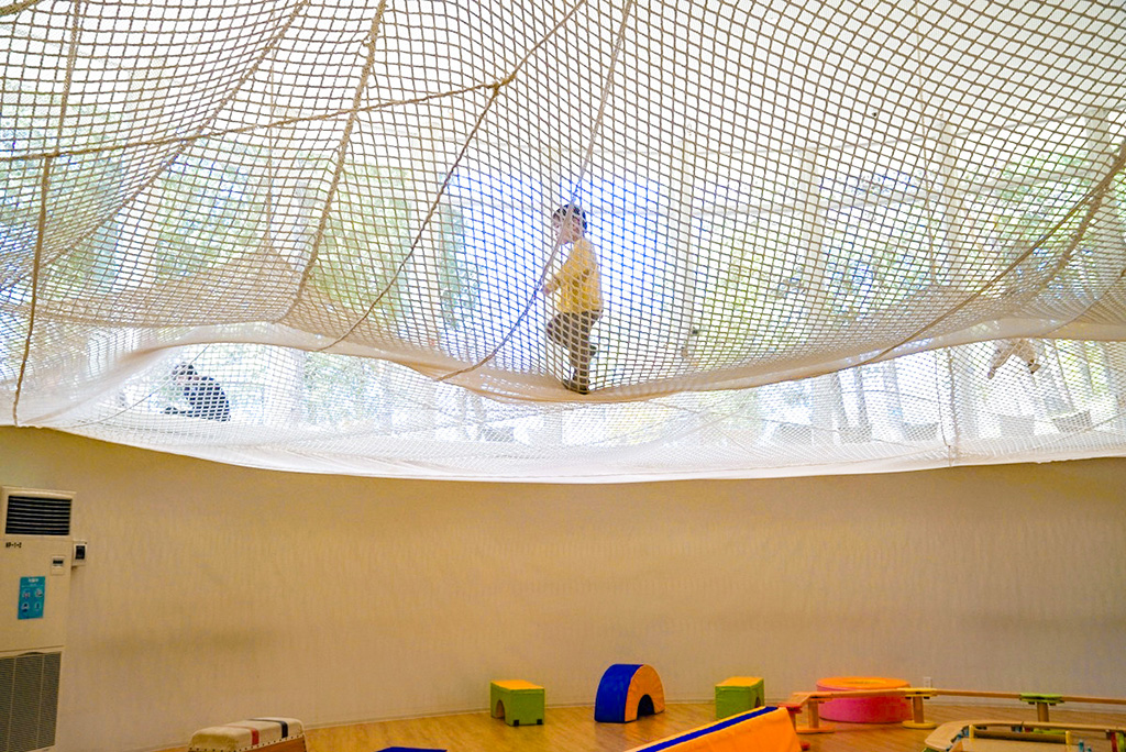 大型ネットの上を走り回る子ども/植村直己記念スポーツ公園（兵庫県/豊岡市）