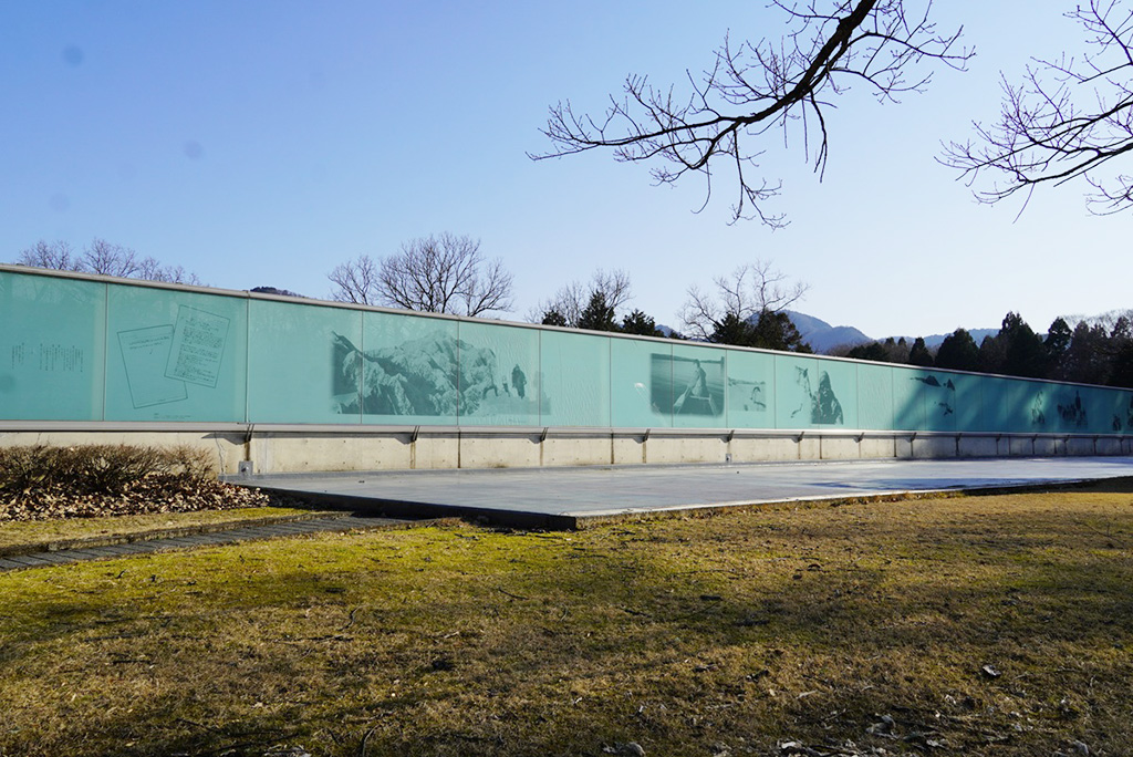 植村直己の冒険の軌跡が施された外壁/植村直己記念スポーツ公園（兵庫県/豊岡市）