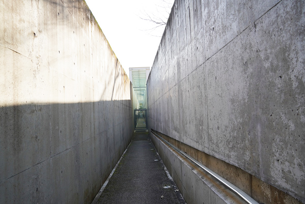 クレパスをイメージしたまっすぐな通路/植村直己記念スポーツ公園（兵庫県/豊岡市）