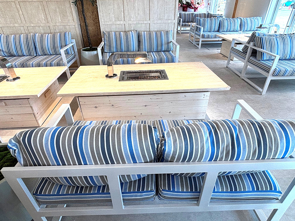 3名が横一列に並べる「4名席」/THE BBQ BEACH in KUGENUMA（神奈川県/藤沢市）
