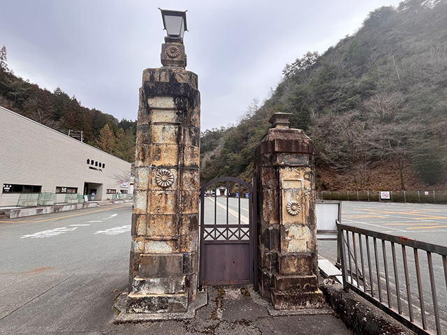 菊の御門の入った門柱/史跡 生野銀山（兵庫県/朝来市）