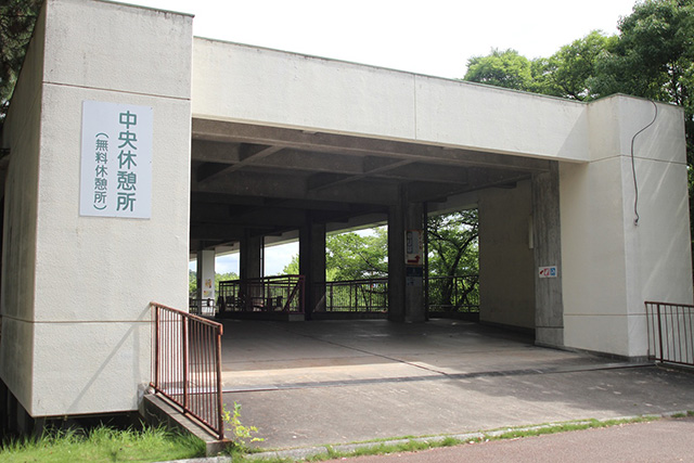 中央休憩所2階(上の広場)入り口/万博記念公園(大阪府/吹田市)