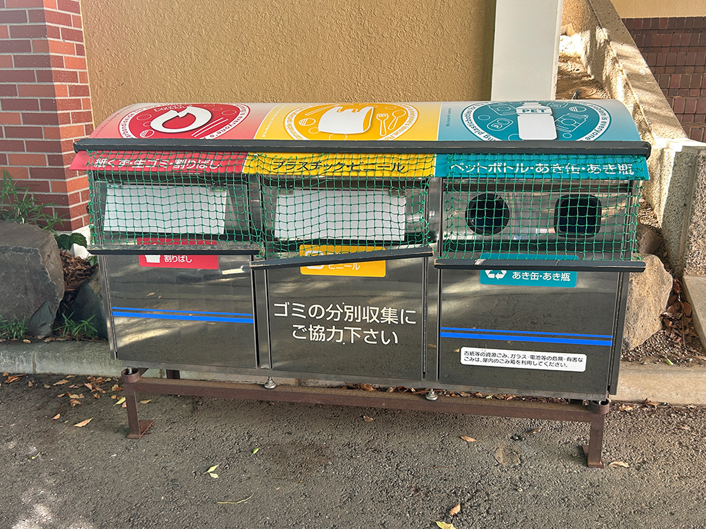 カラスの被害をおさえられるよう工夫したゴミ箱/玉川学園（東京都/町田市）